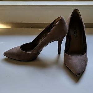 Moda gray suede pump